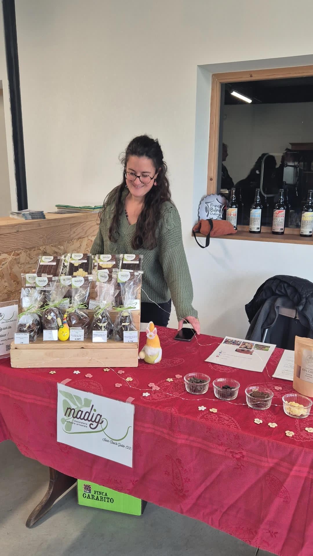 Cécile Pinc tenant son stand lors d'une animation dans une brasserie locale.