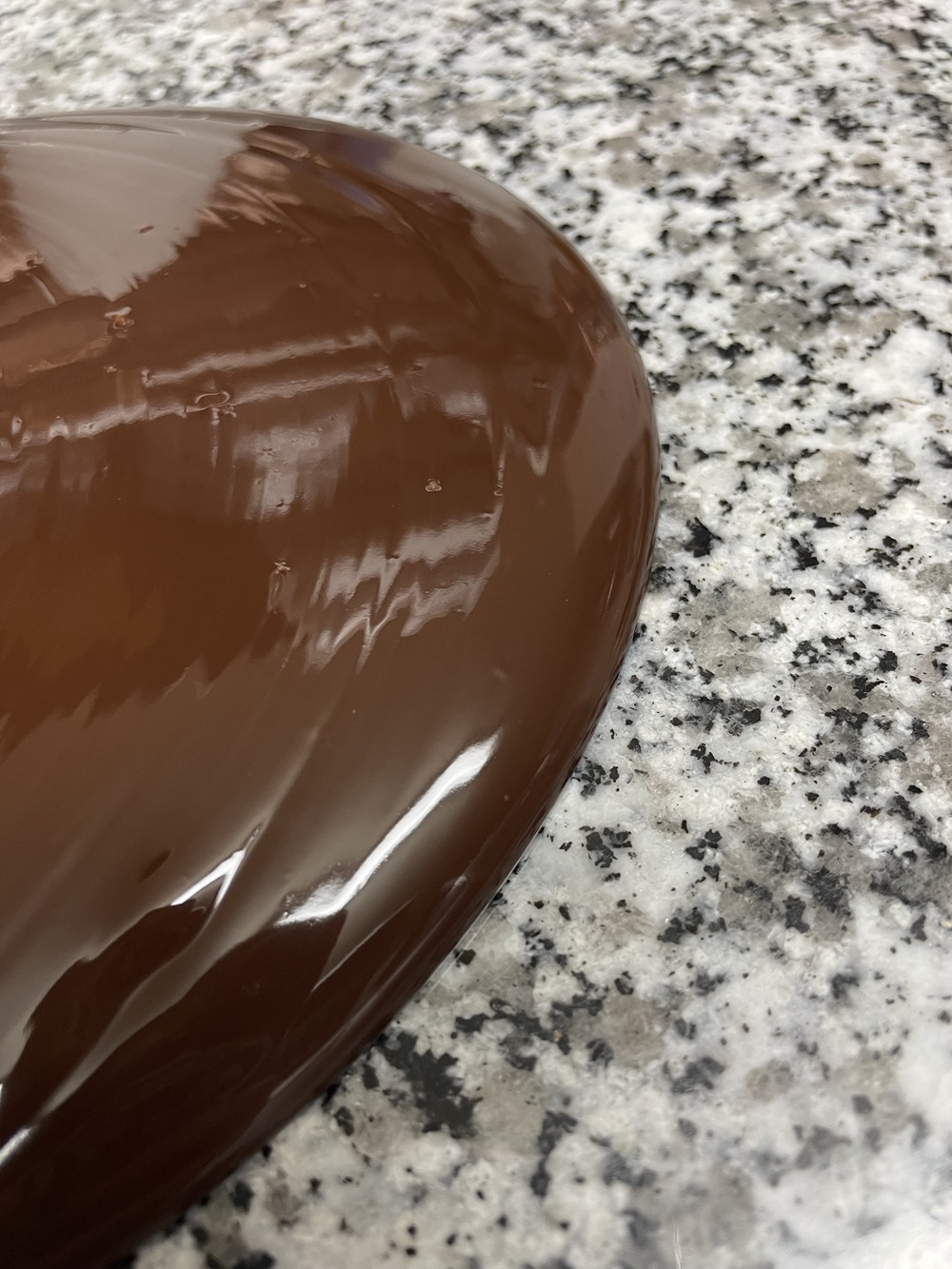 Chocolat liquide sur plaque de marbre