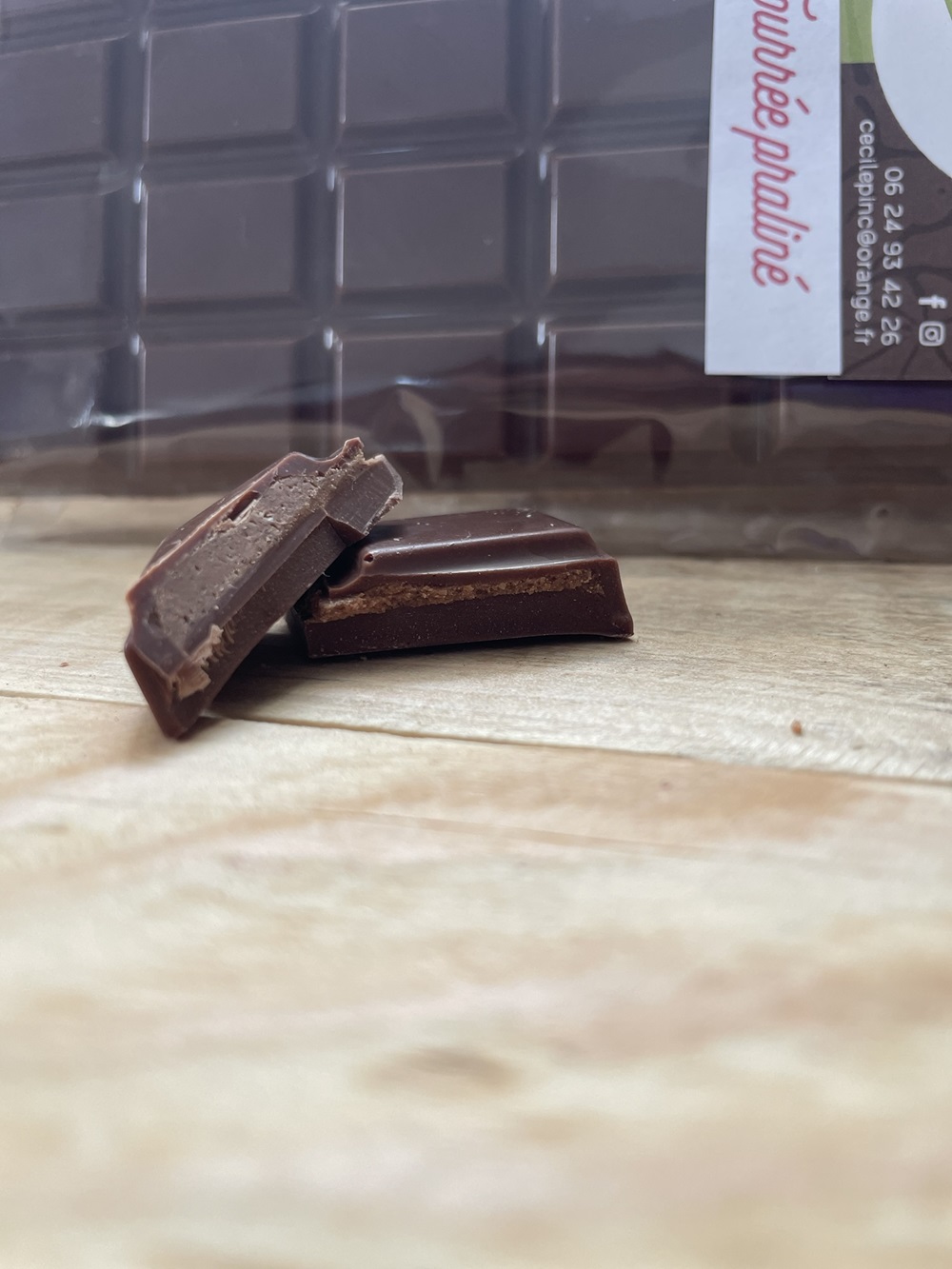 Carrés de tablette de chocolat au lait fourrée praliné coupés en deux