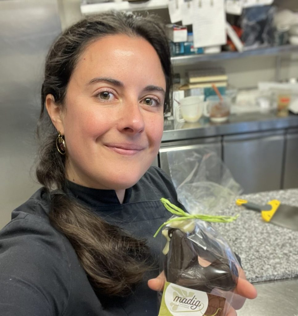 Cécile, créatrice de Madig, avec une poule en chocolat
