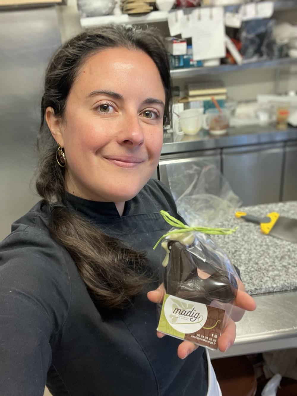 Cécile, créatrice de Madig, avec une poule en chocolat