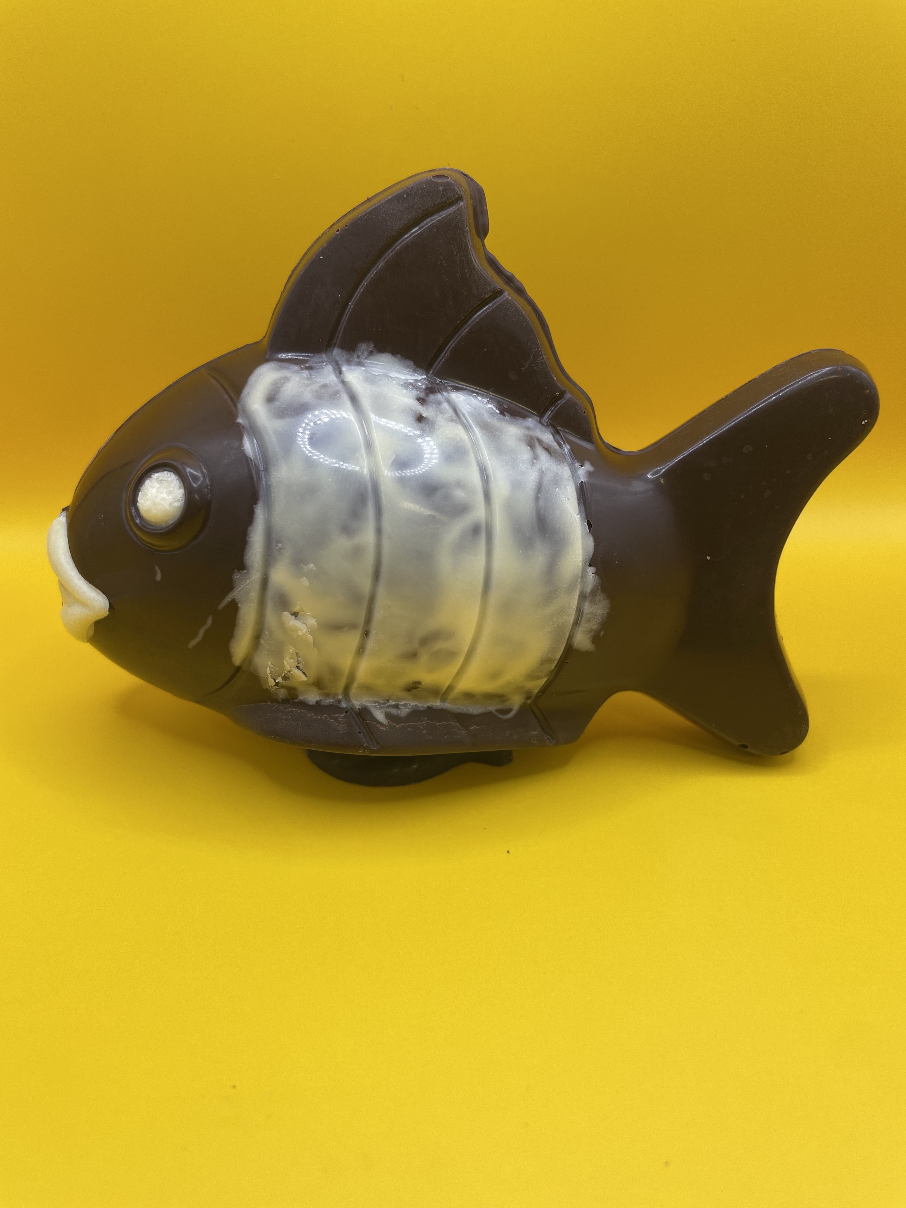 Poisson en chocolat noir décoré de chocolat blanc